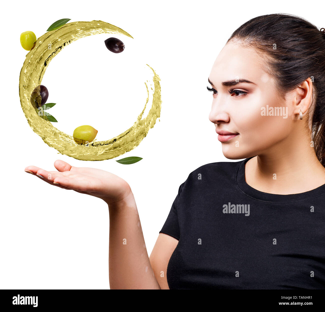 Montre Femme circuler splash d'huile d'olive avec des olives à la main. Banque D'Images
