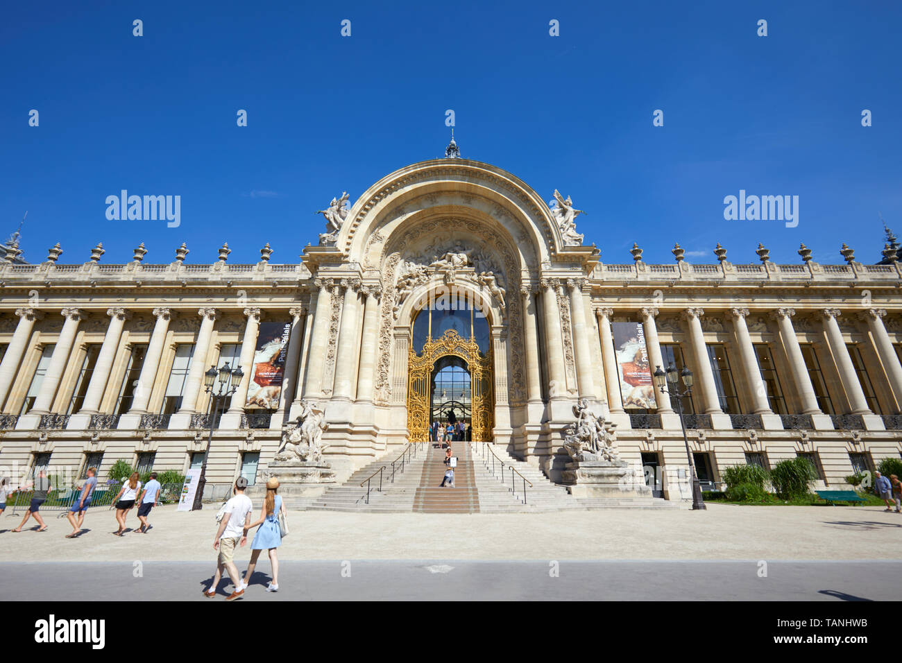 PARIS, FRANCE - 21 juillet 2017 : Petit Palais, les gens et les touristes de passage dans une journée ensoleillée, ciel bleu clair à Paris, France. Banque D'Images