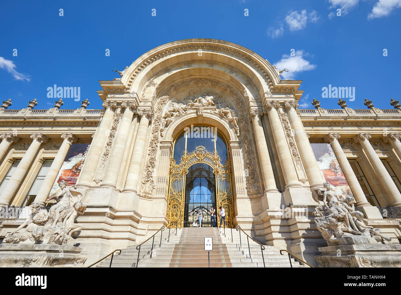 PARIS, FRANCE - 21 juillet 2017 : Petit Palais entrée de l'édifice avec les gens dans un beau jour d'été, ciel bleu clair à Paris, France. Banque D'Images