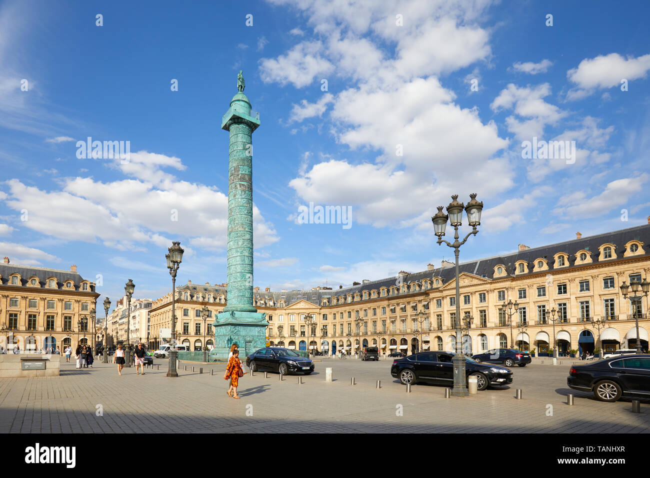 PARIS, FRANCE - 21 juillet 2017 : Place Vendôme avec les gens et les touristes dans une journée ensoleillée à Paris, France. Banque D'Images
