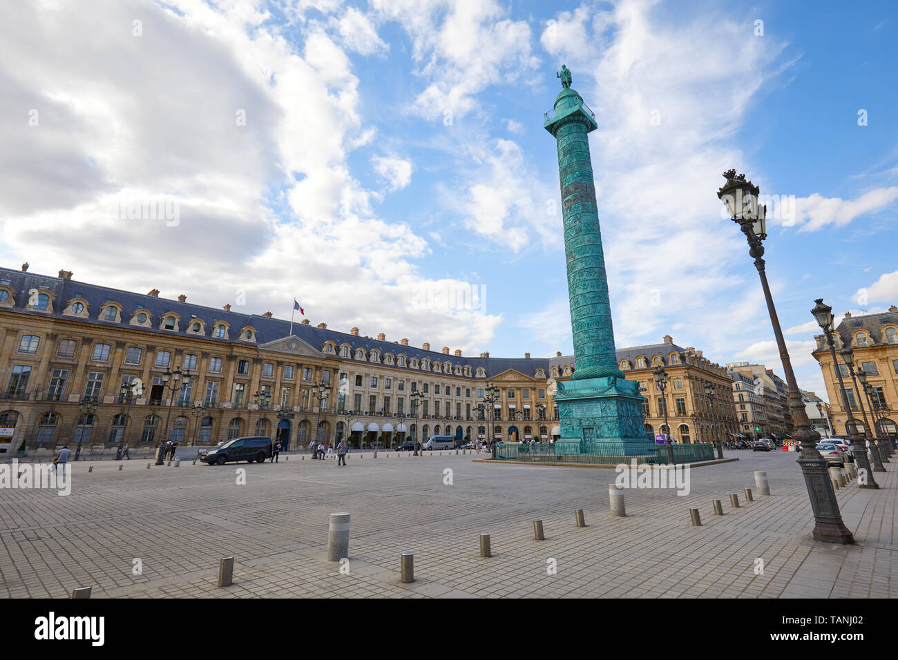 PARIS, FRANCE - 21 juillet 2017 : Place Vendôme avec les gens, ciel nuageux en été à Paris, France. Banque D'Images