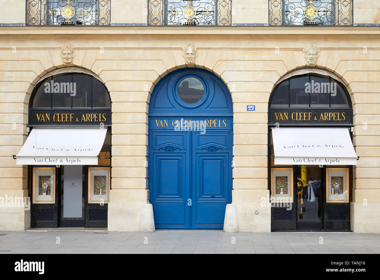 PARIS, FRANCE - 21 juillet 2017 : Van Cleef et Arpels magasin de luxe de la place Vendôme à Paris, France. Banque D'Images