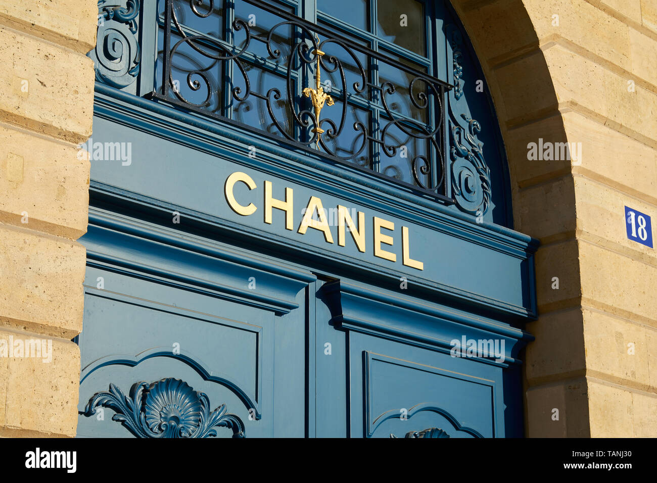 PARIS, FRANCE - 21 juillet 2017 : de luxe chanel store se connecter sur bleu porte en place Vendôme à Paris, France. Banque D'Images