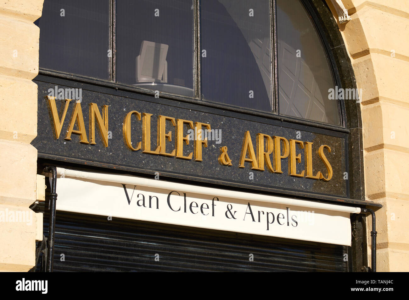 PARIS, FRANCE - 21 juillet 2017 : Van Cleef et Arpels luxury store se connecter place Vendôme à Paris, France. Banque D'Images