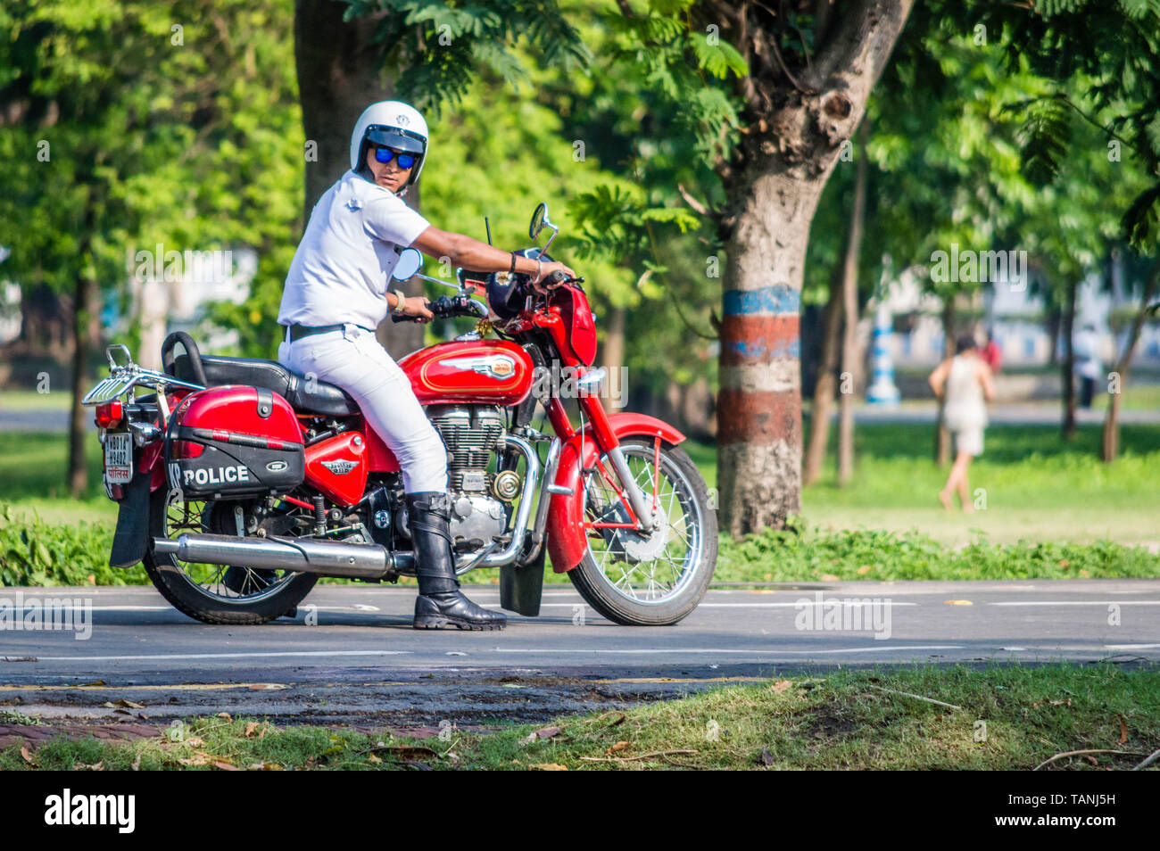 Kolkata, West Bengal / Inde - 7 Avril, 2019 : agent de police de Kolkata riding a motorcycle Banque D'Images