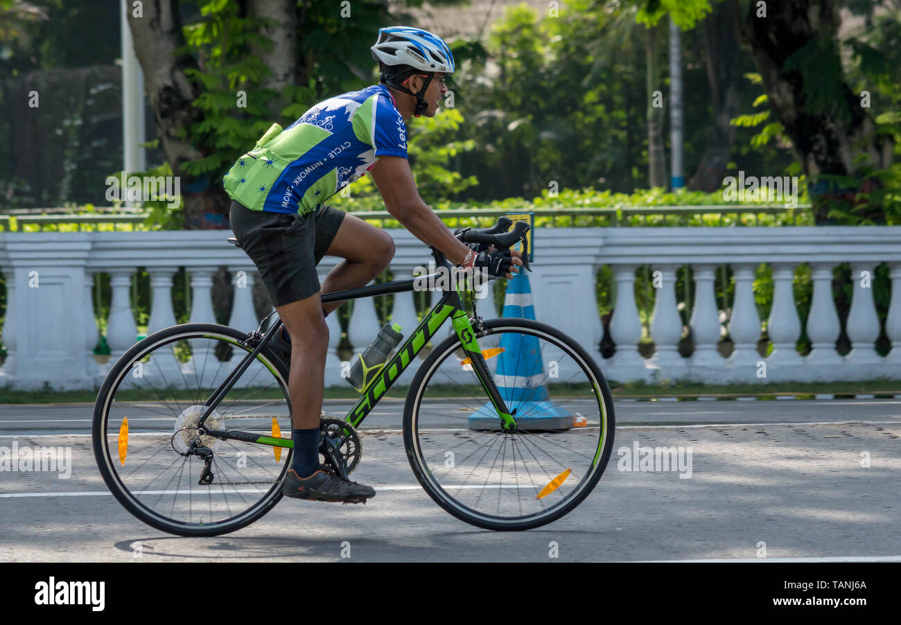 Kolkata, West Bengal / Inde - 7 Avril, 2019 : un jeune Indien man riding bicycle in an urban city la navette avec la vitesse eco friendly et la mode hipster Banque D'Images