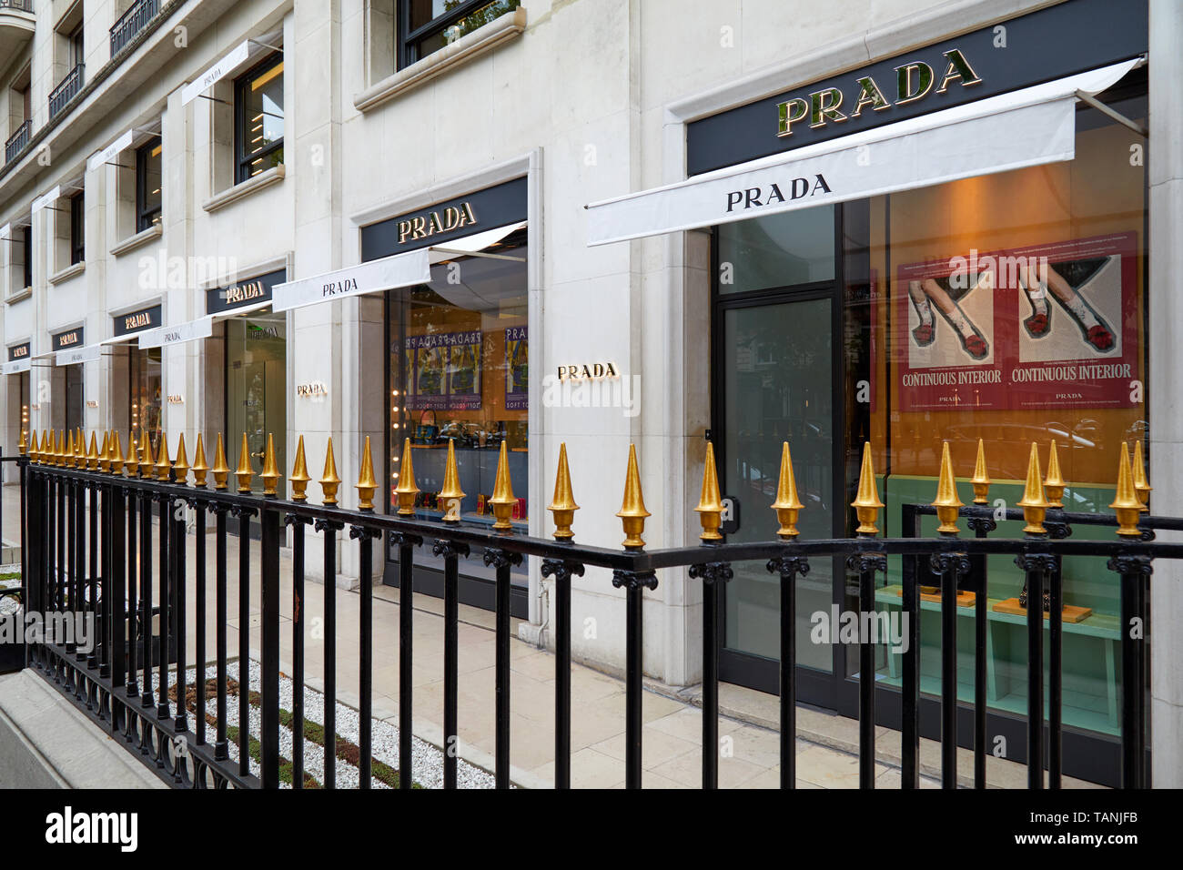 Prada store paris avenue montaigne Banque de photographies et d'images à  haute résolution - Alamy