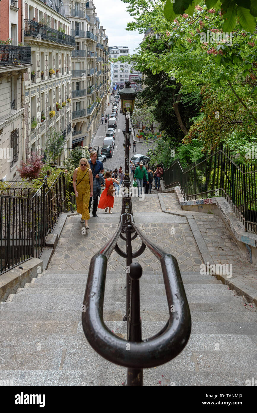 À la recherche sur les marches de la rue Paul-Albert à Montmartre, Paris Banque D'Images