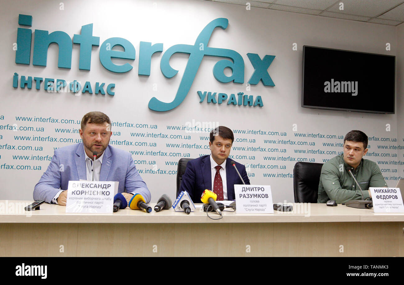 Les dirigeants de la nouvelle "serviteur du peuple" ( Sluha Narodu ) parti politique - Oleksandr Korniyenko, chef de la campagne électorale de serviteur du peuple parti politique (L), Dmytro Premier Plan du conseiller du Président ukrainien Volodymyr Zelensky et chef de l'« serviteur du peuple' parti politique (C) et chef de Fedorov Mykhaylo direction numérique du parti politique le « serviteur du peuple' (R) vu la participation à une conférence de presse à Kiev. Les dirigeants de la nouvelle "serviteur du Peuple" parti politique du Président ukrainien Volodymyr Zelensky a déclaré à propos de la préparation de leur parti politique pour l'upco Banque D'Images