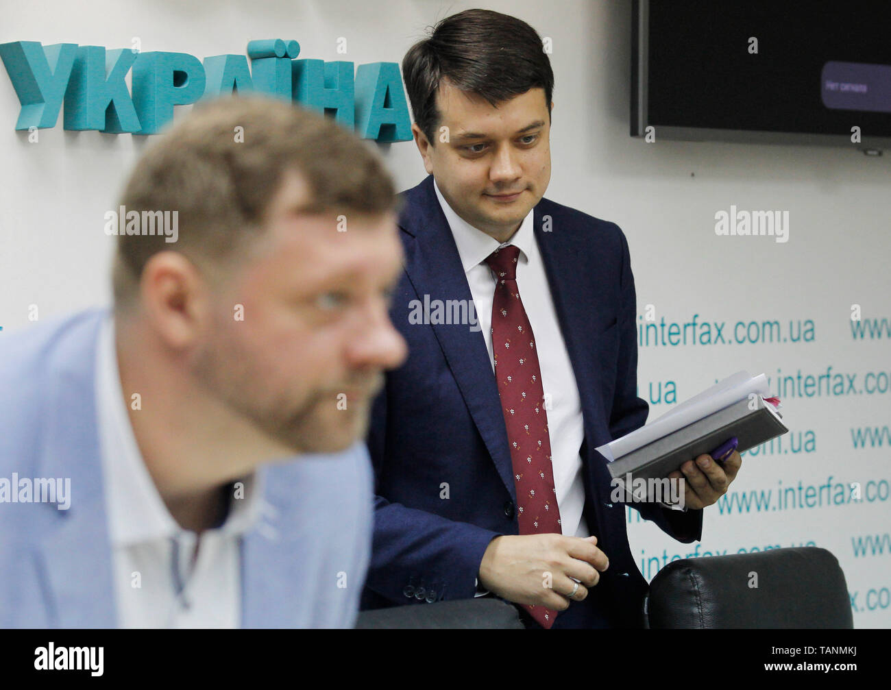 Les dirigeants de la nouvelle "serviteur du peuple" ( Sluha Narodu ) parti politique - Oleksandr Korniyenko, chef de la campagne électorale de serviteur du peuple parti politique (L) et Dmytro Premier Plan du conseiller du Président ukrainien Volodymyr Zelensky et chef de l'« serviteur des gens à des partis politiques (R) vu la participation à une conférence de presse à Kiev. Les dirigeants de la nouvelle "serviteur du Peuple" parti politique du Président ukrainien Volodymyr Zelensky a déclaré à propos de la préparation de leur parti politique pour les prochaines élections législatives anticipées, qui auront lieu sur l'automne 2019 en Ukraine. Banque D'Images