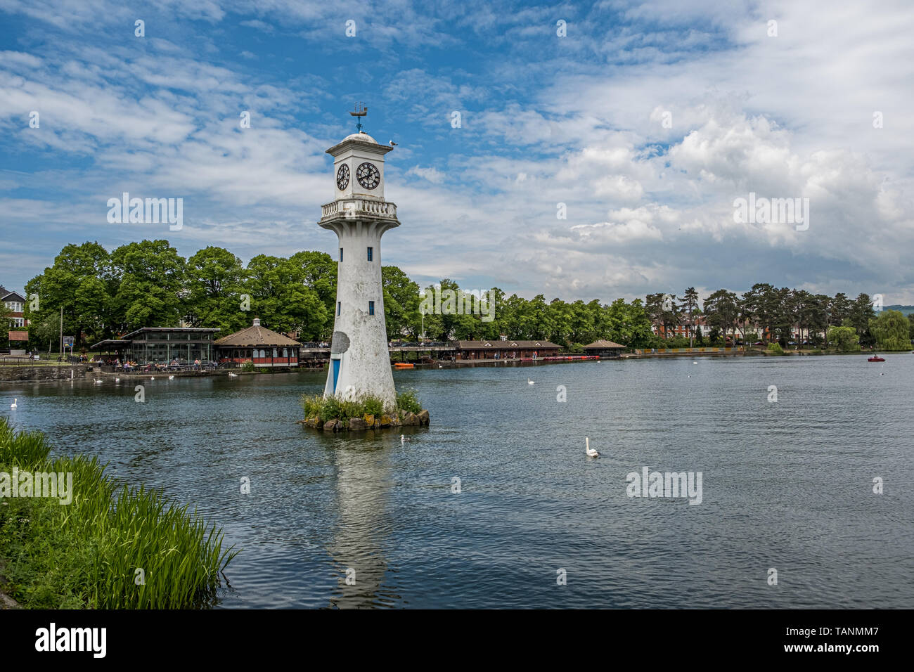 Roath Park Lake à Cardiff. Pays de Galles au Royaume-Uni. Le phare est le le Scott Monument en mémoire du Capitaine Scott qui a quitté Cardiff pour son expédition polaire. Banque D'Images