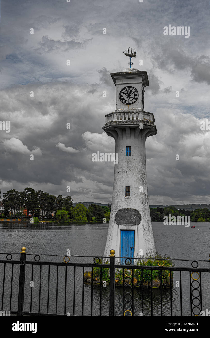 Roath Park Lake à Cardiff. Pays de Galles au Royaume-Uni. Le phare est le le Scott Monument en mémoire du Capitaine Scott qui a quitté Cardiff pour son expédition polaire. Banque D'Images