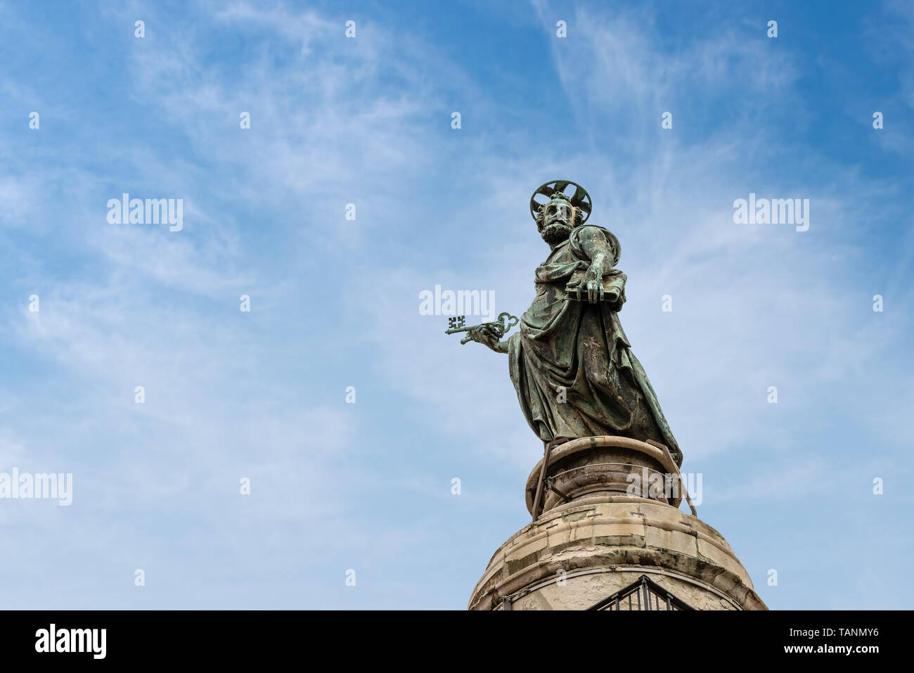 Statue en bronze de Saint Pierre (1588) sur le dessus de la colonne Trajane, triomphe romain monument construit par l'empereur Trajan. Rome, UNESCO World Heritage site. Banque D'Images