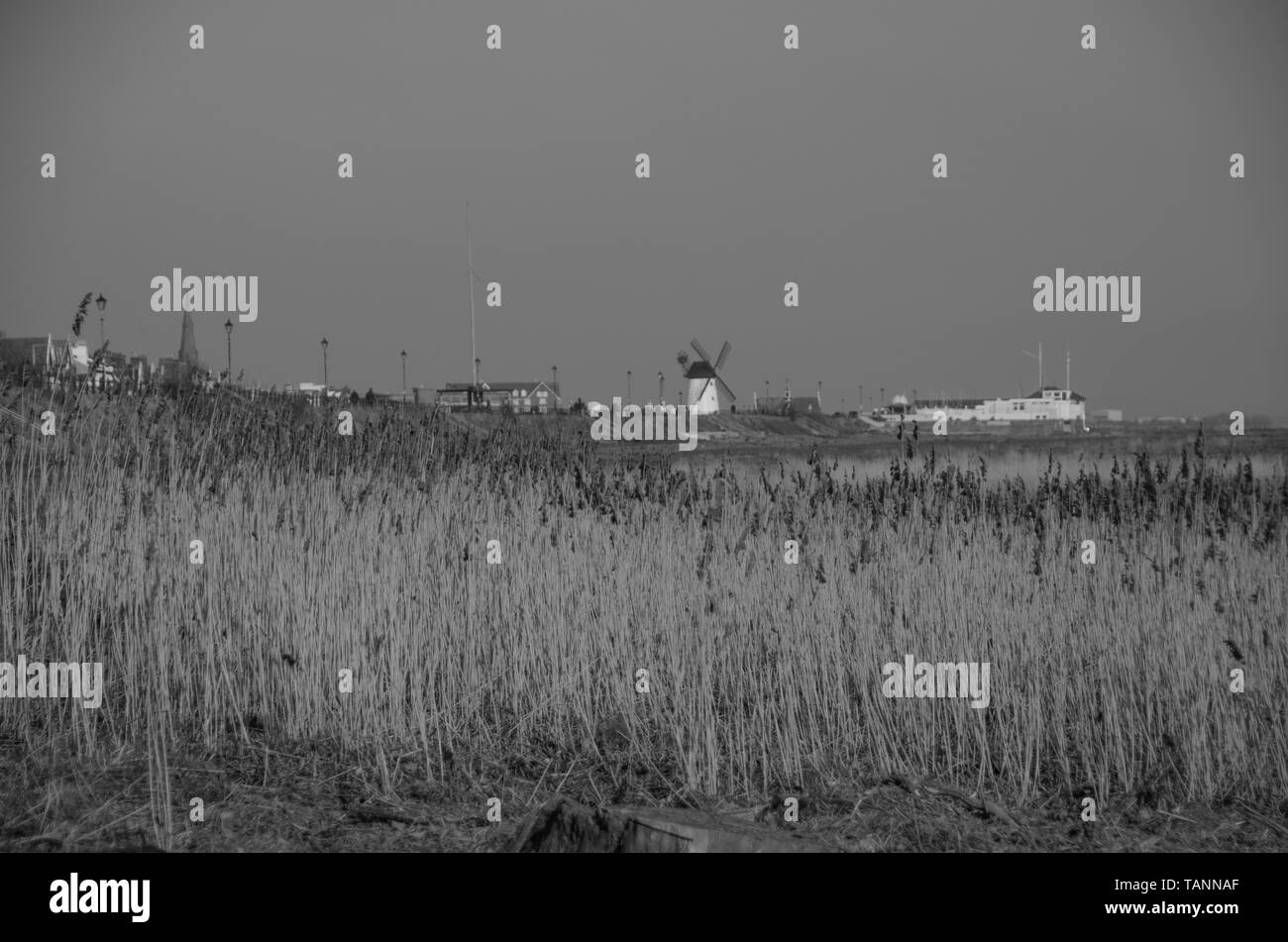 Lytham Windmill et Vue de l'estuaire. Banque D'Images