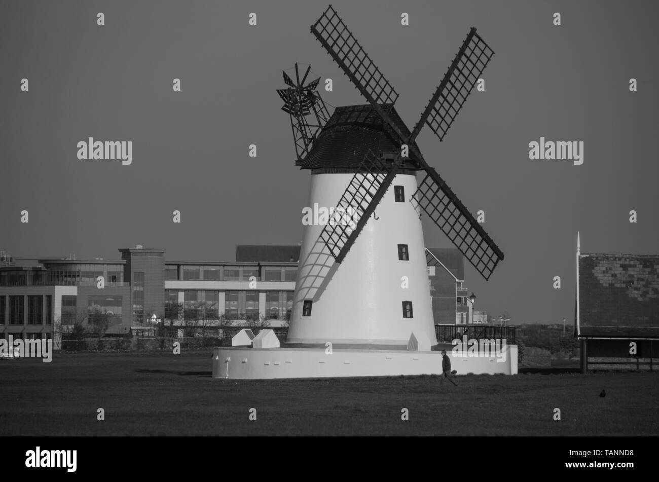 Lytham Windmill et Vue de l'Estuaire Banque D'Images