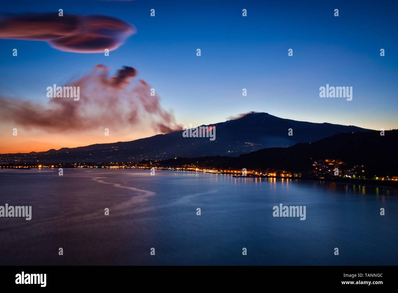 L'Epic éruption de l'Etna. Une longue exposition paysage marin. Coulée de lave sur l'océan Banque D'Images