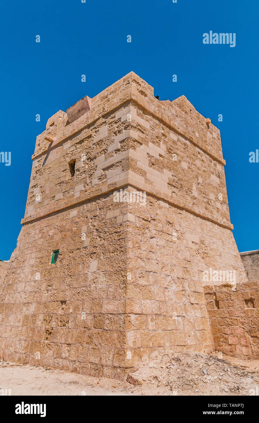 Un medieveil tower dans La Valette, Malte situé contre un ciel bleu clair Banque D'Images