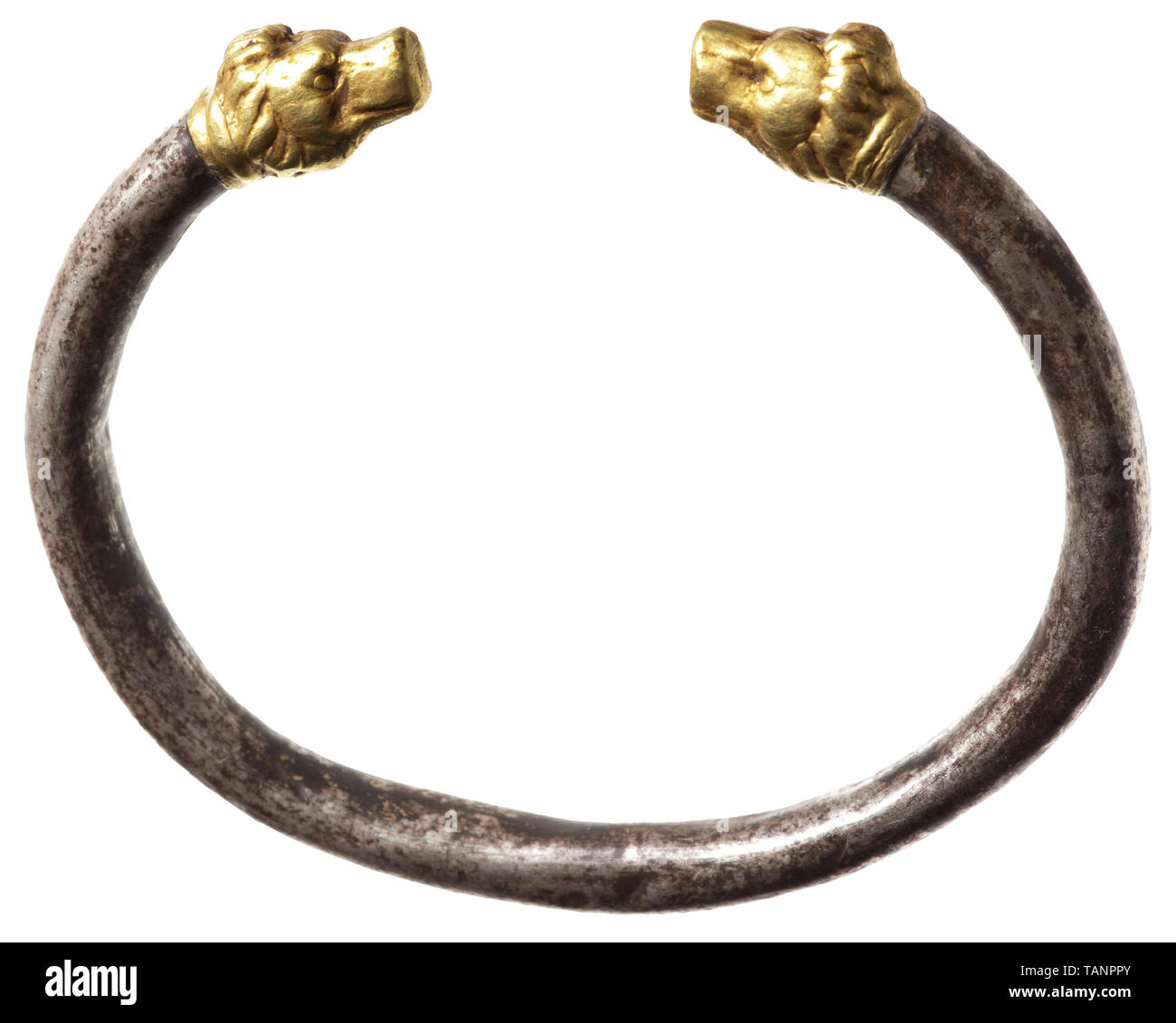 Une tête de lion bracelet hellénistique, 3e siècle avant J.-C., bangle bracelet de section circulaire, fait de tôle d'épaisseur de l'argent. Soudé à l'extrémités sont des têtes de lion d'or de robuste tôle emboutie. Les pièces en métal creux probablement stabilisé en interne avec du matériel de remplissage. Poids 20,59 g. Diamètre de l'argent bangle 5 mm. Largeur maximale du bracelet 6,8 cm. Provenance : Collection privée autrichienne, achetés auprès d'un marchand d'art à Vienne dans les années 1980. monde antique, l'antiquité grecque, Hellas, historique, historique monde antique, Additional-Rights Clearance-Info-Not-Available- Banque D'Images