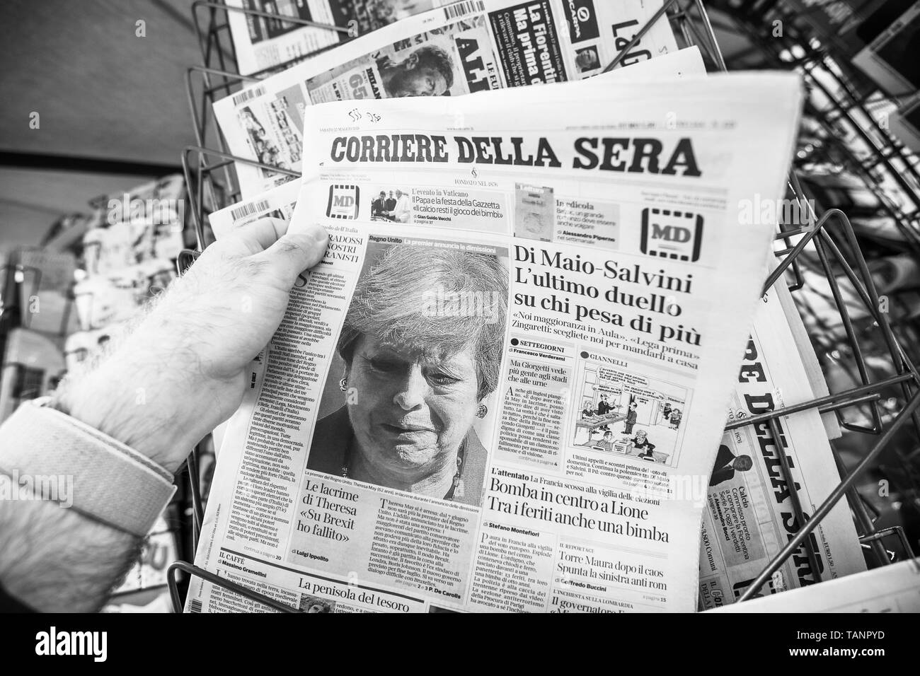 Strasbourg, France - 27 mai 2019 : l'achat journal Corriere della sera sur la première page de la presse kiosque Kiosque de rue avec le Theresa peut pleurer l'annonce de démission - noir et blanc Banque D'Images