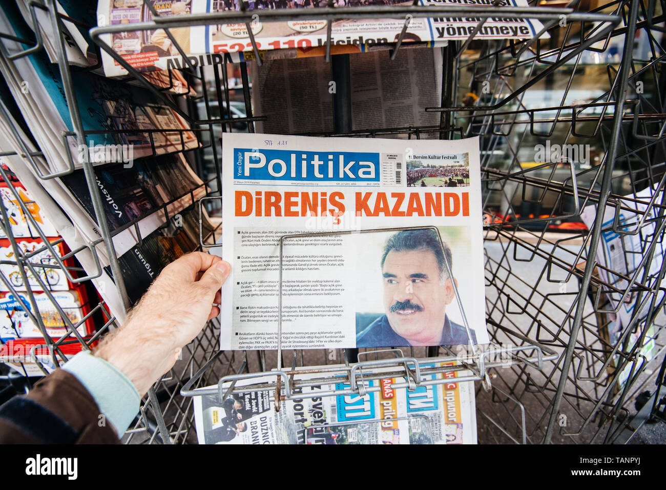 Strasbourg, France - 27 mai 2019 : première page de journal d'achat sur le kiosque kiosque presse de rue avec texte en turc, Abdullah Ocalan Newsapaper Politika, portrait Banque D'Images