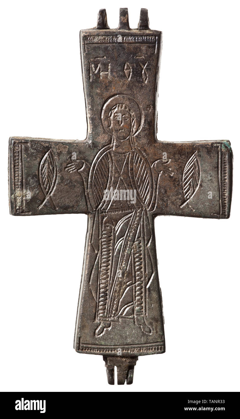 Un Mid-Byzantine encolpion avec Marie et saint Jean, 10ème - 11ème siècle,  grande et lourde croix reliquaire en bronze, fermé avec une charnière en  haut et en bas. La fermeture de l'axe