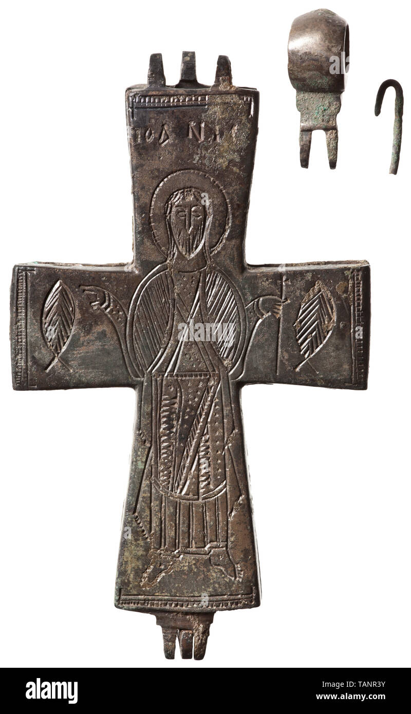 Un Mid-Byzantine encolpion avec Marie et saint Jean, 10ème - 11ème siècle, grande et lourde croix reliquaire en bronze, fermé avec une charnière en haut et en bas. La fermeture de l'axe manquant au fond, remplacé en haut par un morceau de fil (probablement à partir de la date d'utilisation), en gardant l'anneau de suspension en place au niveau de la charnière. Des deux côtés de très fines et des décorations gravées. Maria Theotokos en position de prière, et d'autre bras de la croix ornée d'un poisson. Sur l'inverse Jean le Baptiste, dans sa main droite une croix, le personnel les côtés décorés de nouveau avec deux Additional-Rights Clearance-Info,--Not-Available Banque D'Images