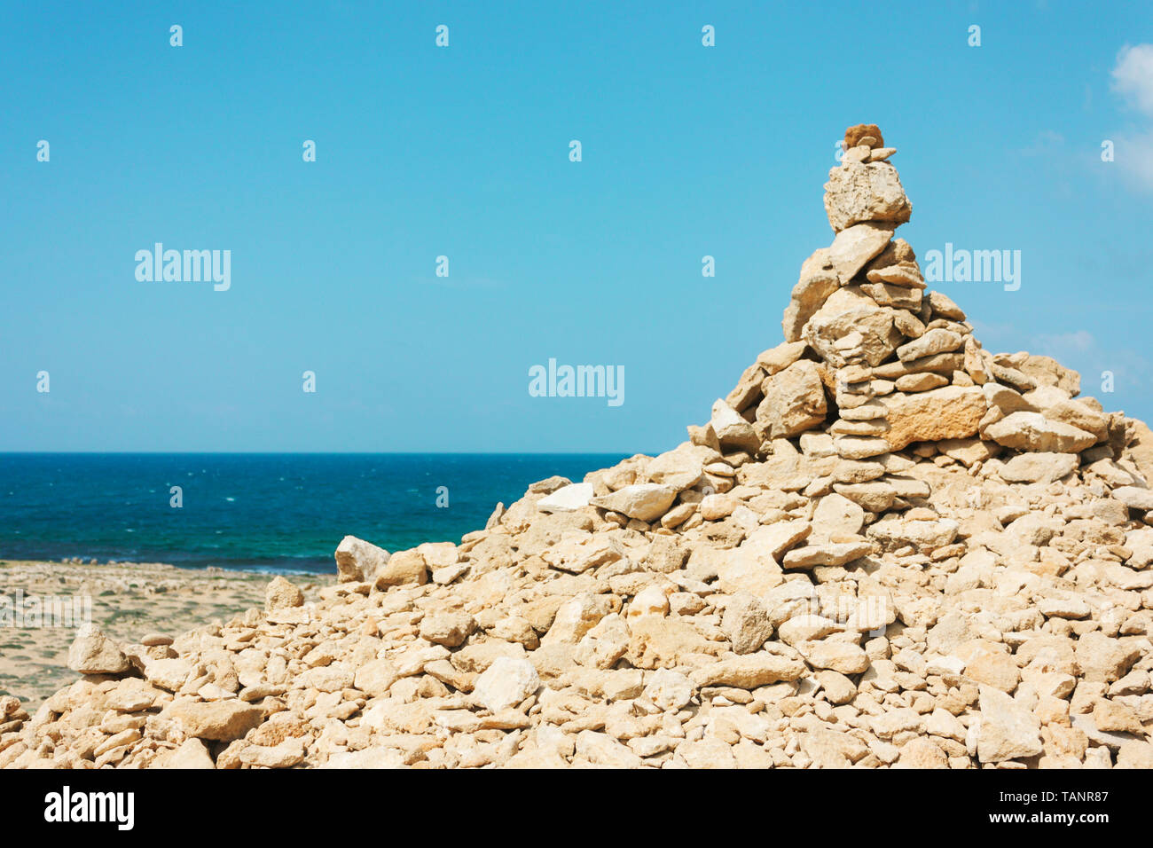 Solde de grosses pierres sur la plage, un monticule. Le concept d'harmonie, d'équilibre, Zen Banque D'Images