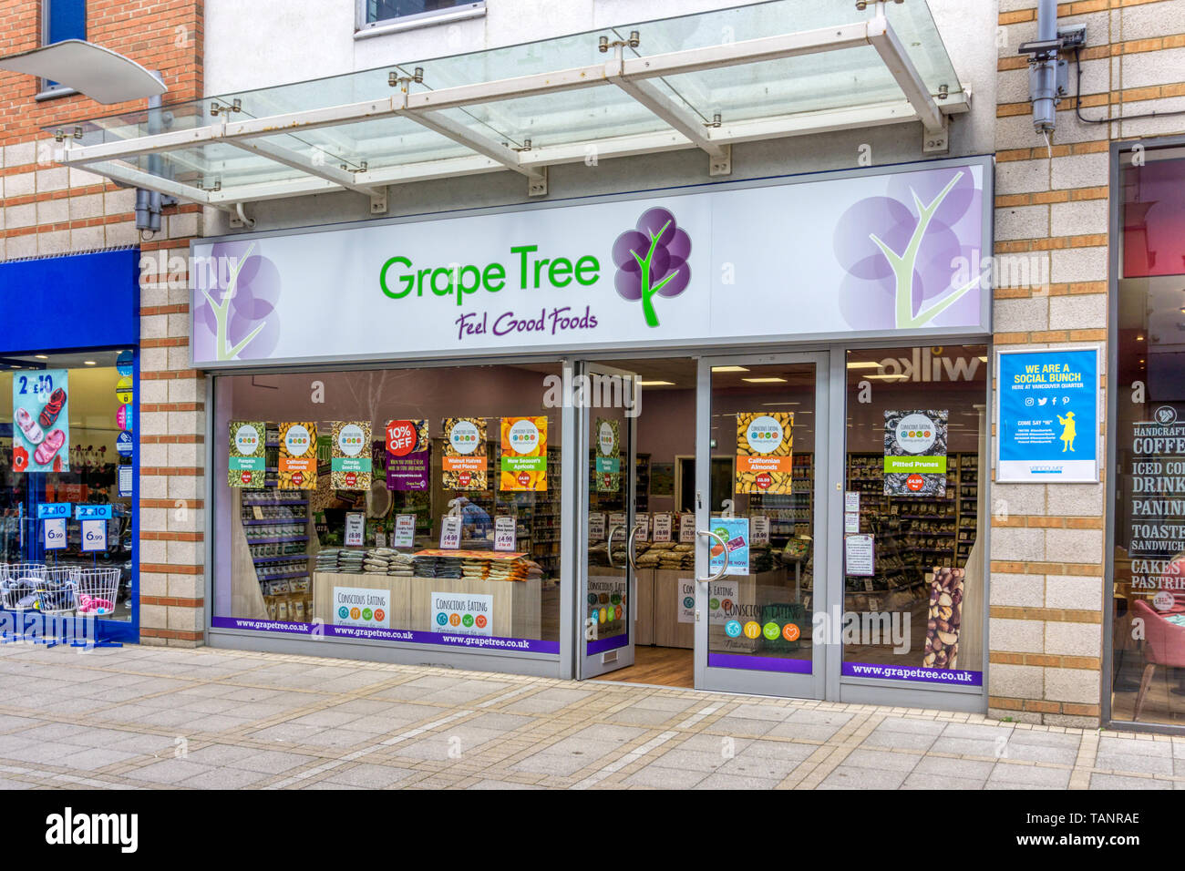 Une branche d'arbre de raisin les magasins dans la région de Broad Street, King's Lynn. Banque D'Images