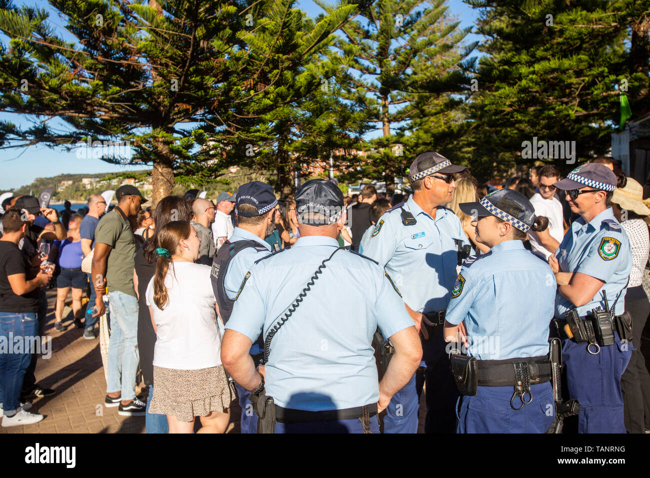 Les agents de police de la Nouvelle-Galles du Sud dans un groupe à goût de Manly food and wine festival à Sydney, Australie avec des agents de police masculins et féminins Banque D'Images