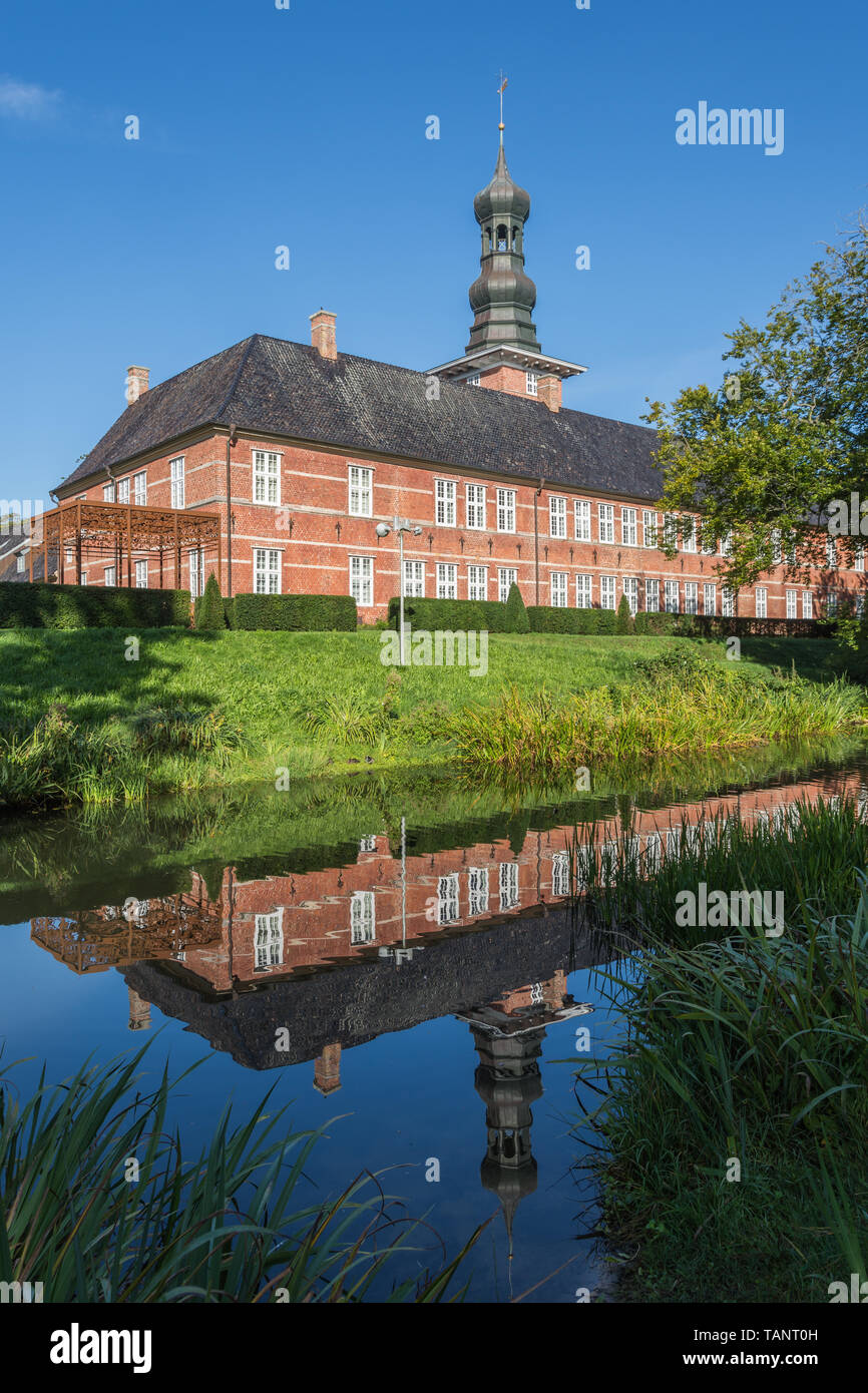 Château de Husum et parc du château, reflet de l'eau, Husum, Frise du Nord, Schleswig-Holstein, Allemagne Banque D'Images