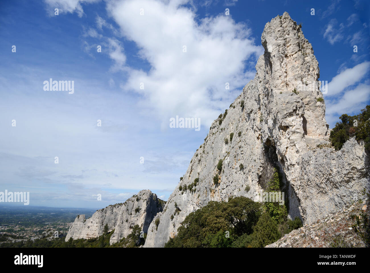Vue sur les Pitons rocheux dont l'Nanteuil Saacy Caume Salon Les Parc régional des Alpilles Provence France Banque D'Images