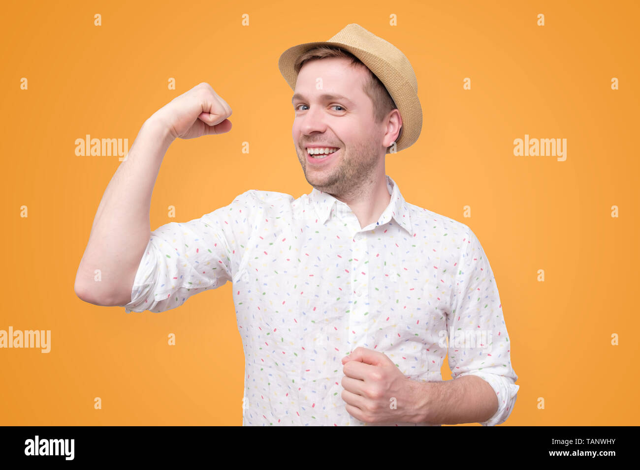 Drôle jeune homme touristique en été hat montre biceps Banque D'Images