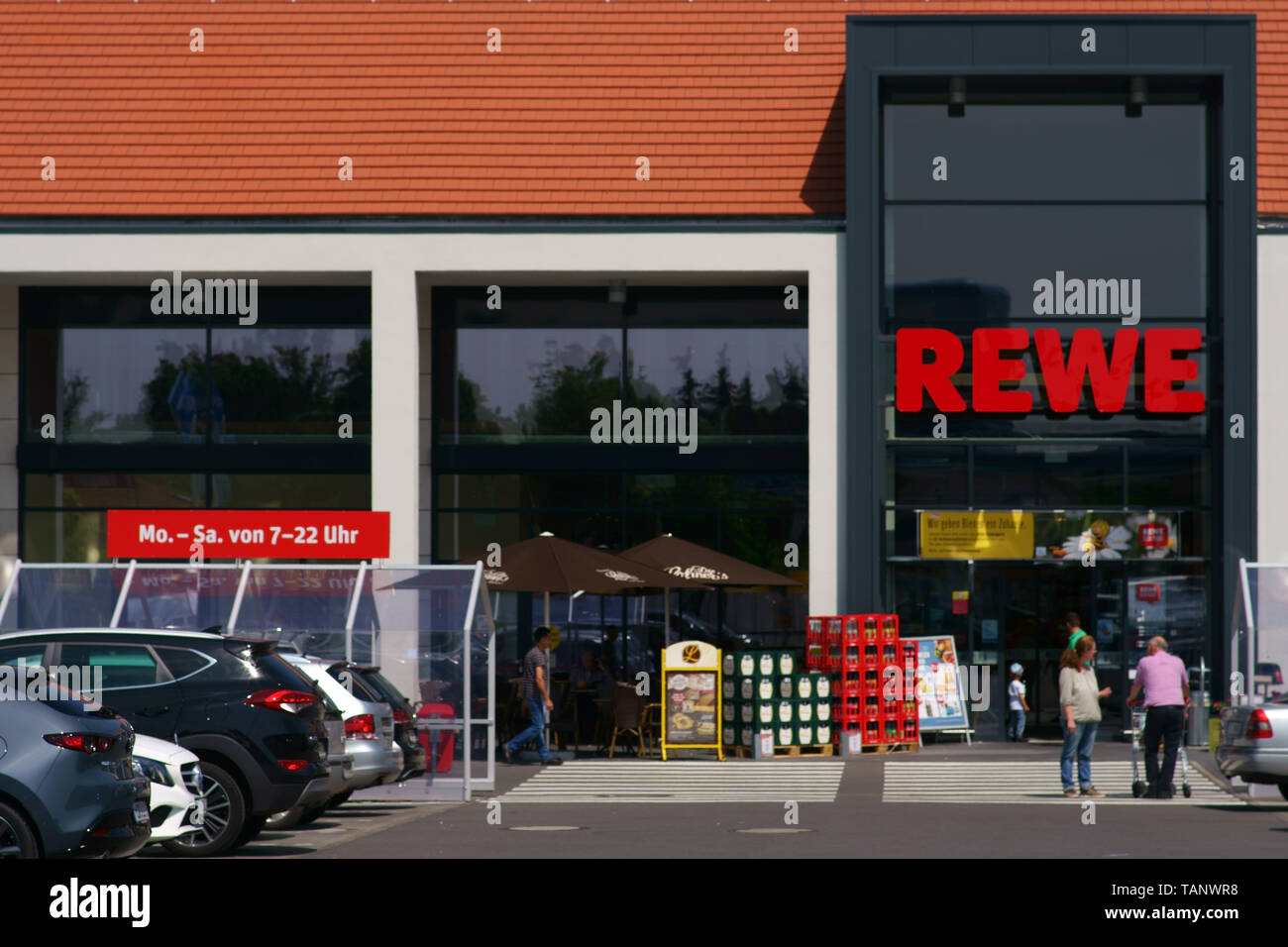 Nieder-Olm, Allemagne - le 26 mai 2019 : l'entrée d'un grand magasin avec Rewe société à signer et stationnement adjacent, le 26 mai 2019 dans Banque D'Images