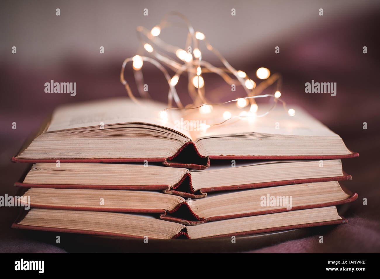 Pile De Livres Ouverts Avec L Eclairage Des Bougies Magiques Libre Photo Stock Alamy