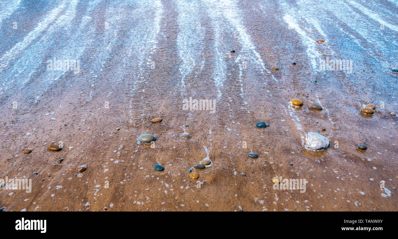 Des cailloux ou des pierres ou des rochers sur la plage à marée basse. Seascape, nature, zen, la tranquillité ou l'arrière-plan d'écran concept avec l'exemplaire de l'espace. Banque D'Images