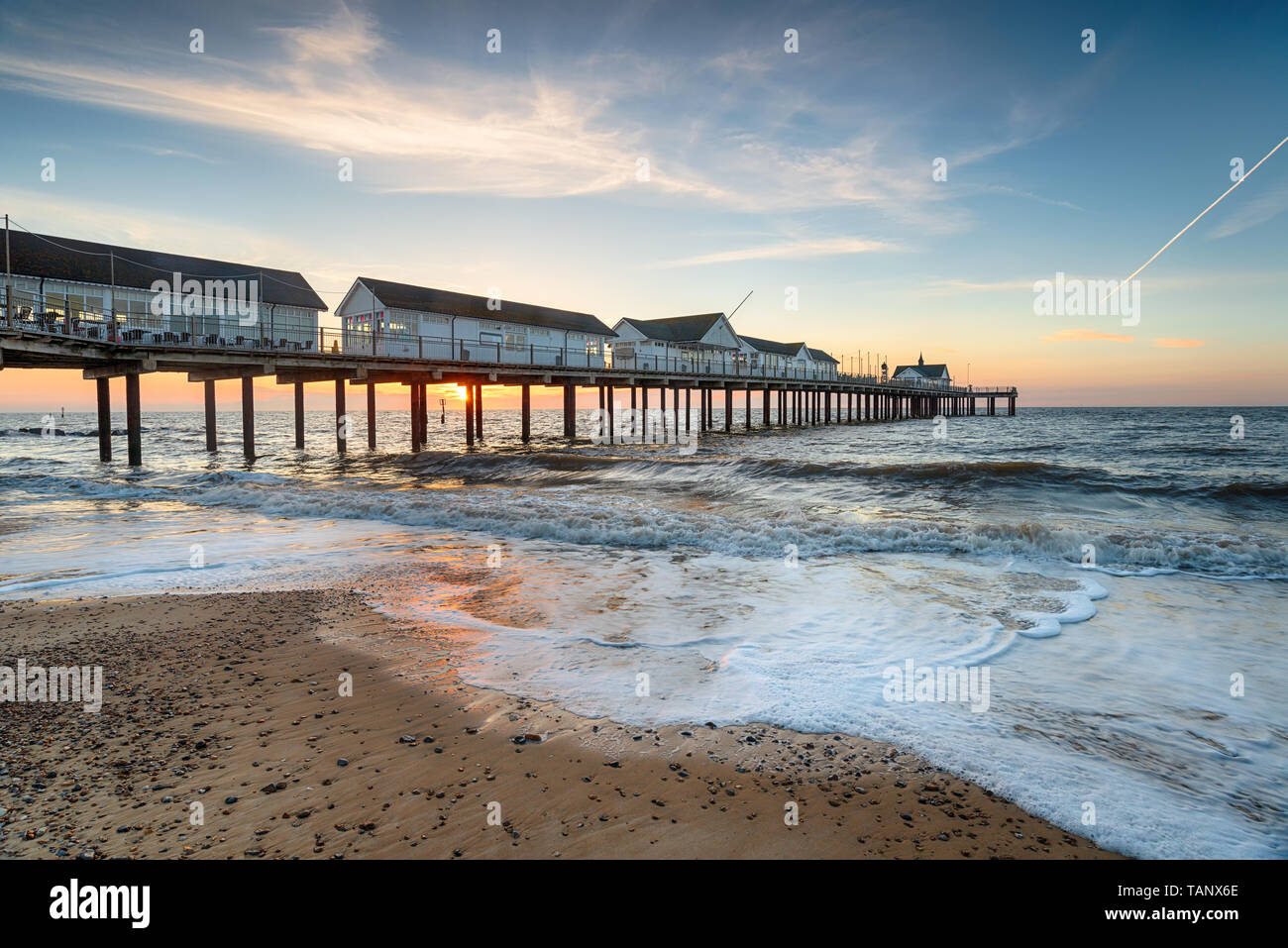 Le lever du soleil sur la jetée à Southwold sur le Suffolk caost Banque D'Images