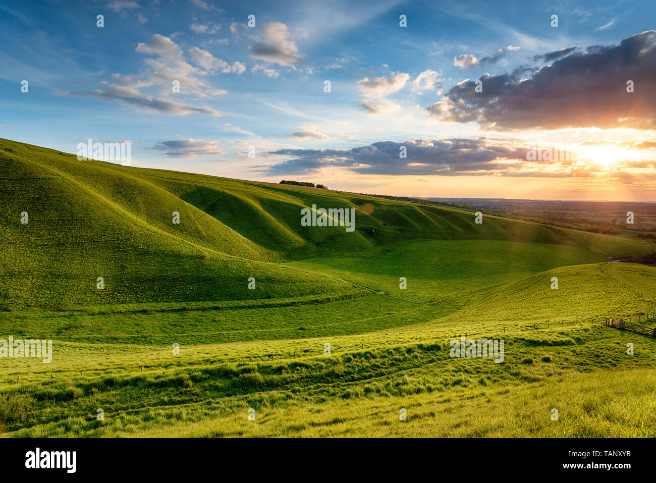 Plus de coucher de soleil spectaculaire à la mangeoire à Uffington Oxforshire, c'est sur le chemin de randonnée longue distance Ridgeway et fait partie de la Berkshire Downs Banque D'Images