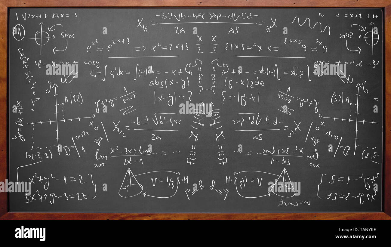 tableau noir pour écrire à la craie. classe d'école, cours de  mathématiques. des équations complexes sont écrites sur le tableau noir  avec de la craie. résoudre des problèmes mathématiques 15550153 Photo de