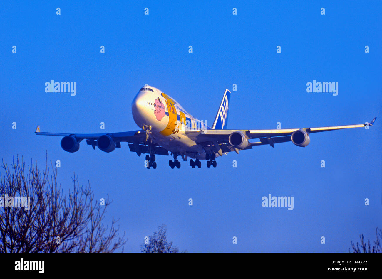 JA8962 All Nippon Airways - ANA Boeing 747-481 dans un "spécial Pocket Monsters Jet/Pokemon" livrée à l'atterrissage à l'aéroport Heathrow de Londres, le 29 décembre 2000. Banque D'Images