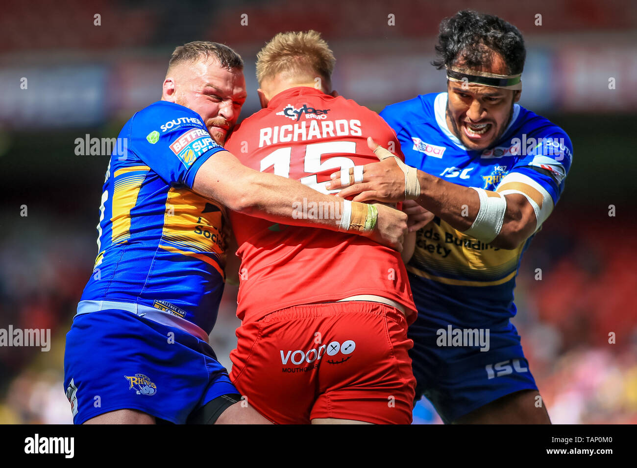 26 MAI 2019 , le stade d'Anfield, Liverpool, Angleterre ; Dacia Magic Week-end, Super League Round 16 Betfred, Leeds Rhinos vs London Broncos ; Greg Richards (15) de London Broncos abordé par Brad Singleton et Nathaniel Peteru de Leeds Rhinos Crédit : Craig Milner/News Images Banque D'Images