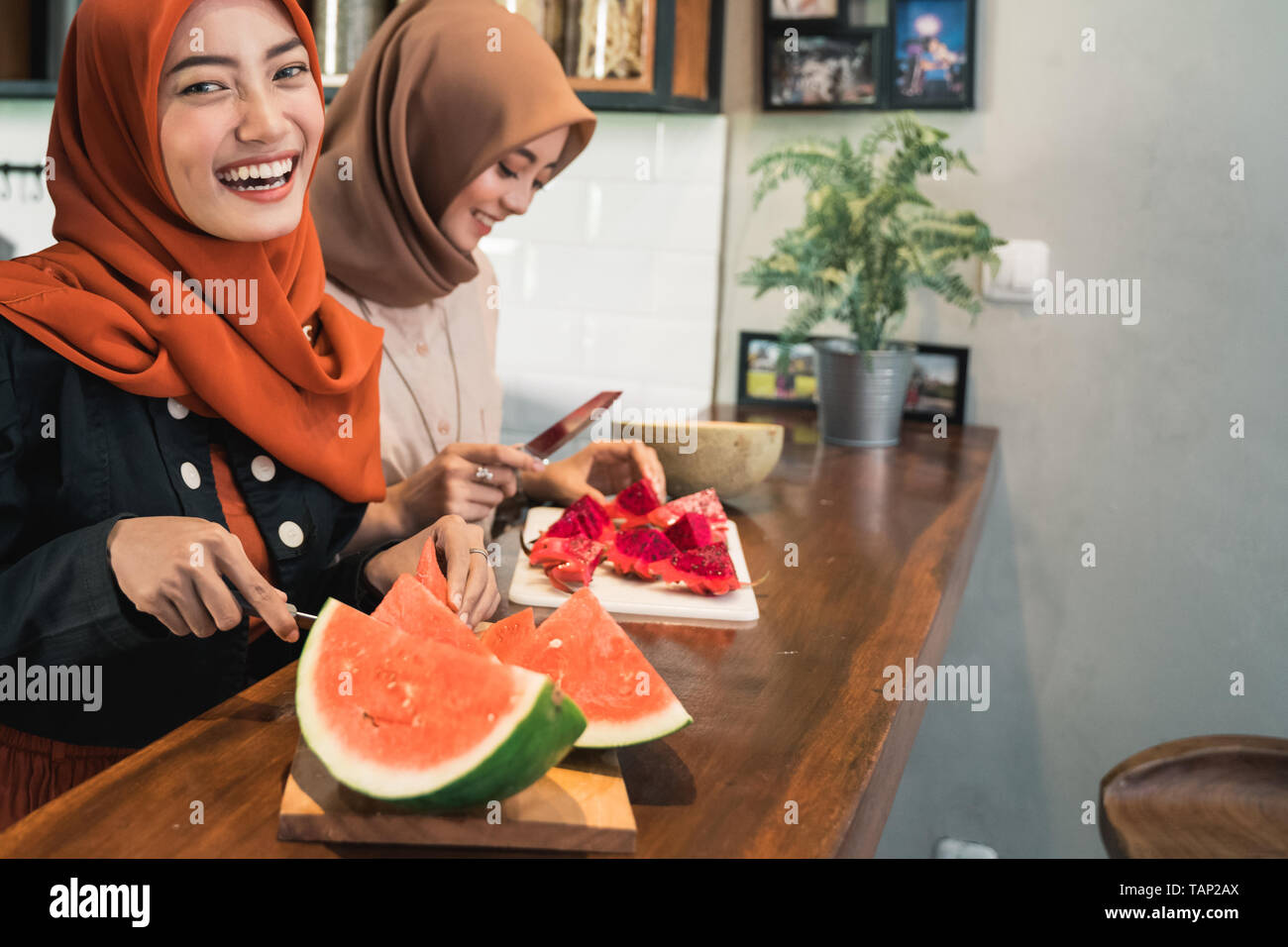 Hijab portrait jeune femme pastèque coupe Banque D'Images