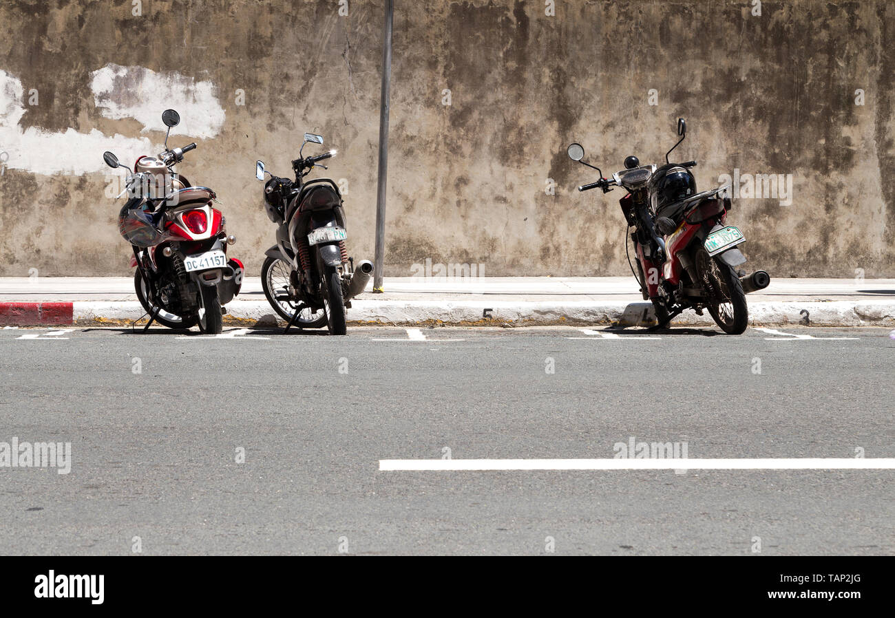 Manille, Philippines - Le 13 juin 2016 : les motos garées sur le côté de la route Banque D'Images