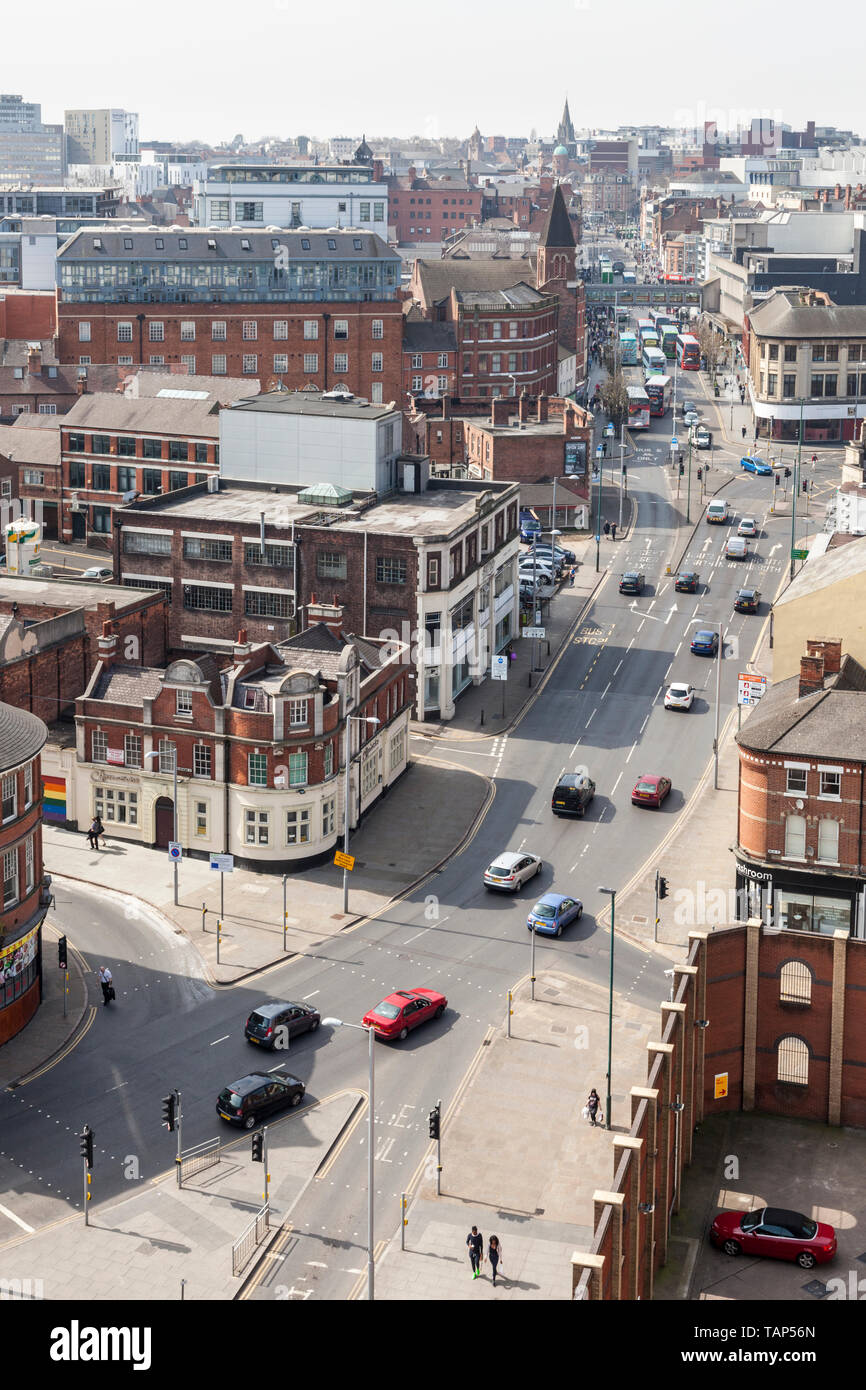 Vue de dessus le long de la rue du Parlement européen et du centre-ville de Nottingham, Angleterre, RU Banque D'Images
