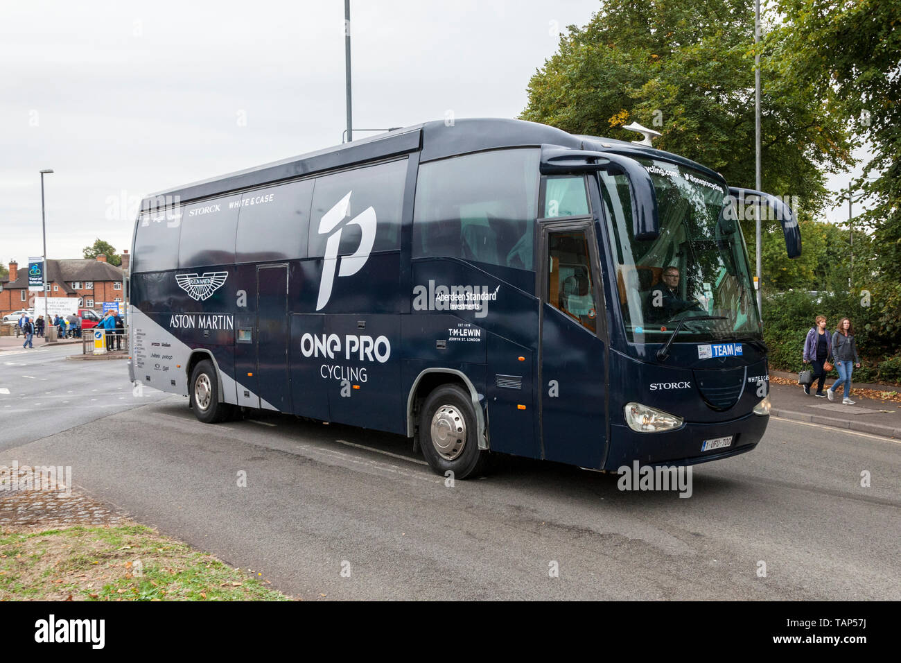 Aston Martin One Pro Cycling Team coach durant le Tour de Bretagne en 2018. West Bridgford, Lancashire, England, UK Banque D'Images
