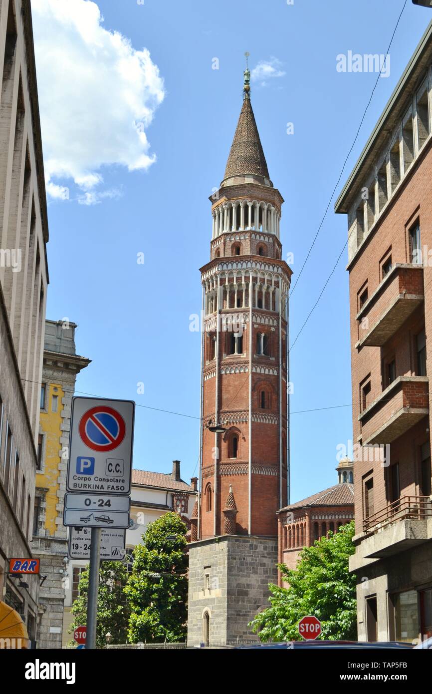 Milan/Italie - Juillet 15, 2016 : Street view à l'église de San Gottardo à Corte dans le centre-ville de Milan, dans une belle journée ensoleillée d'été. Banque D'Images