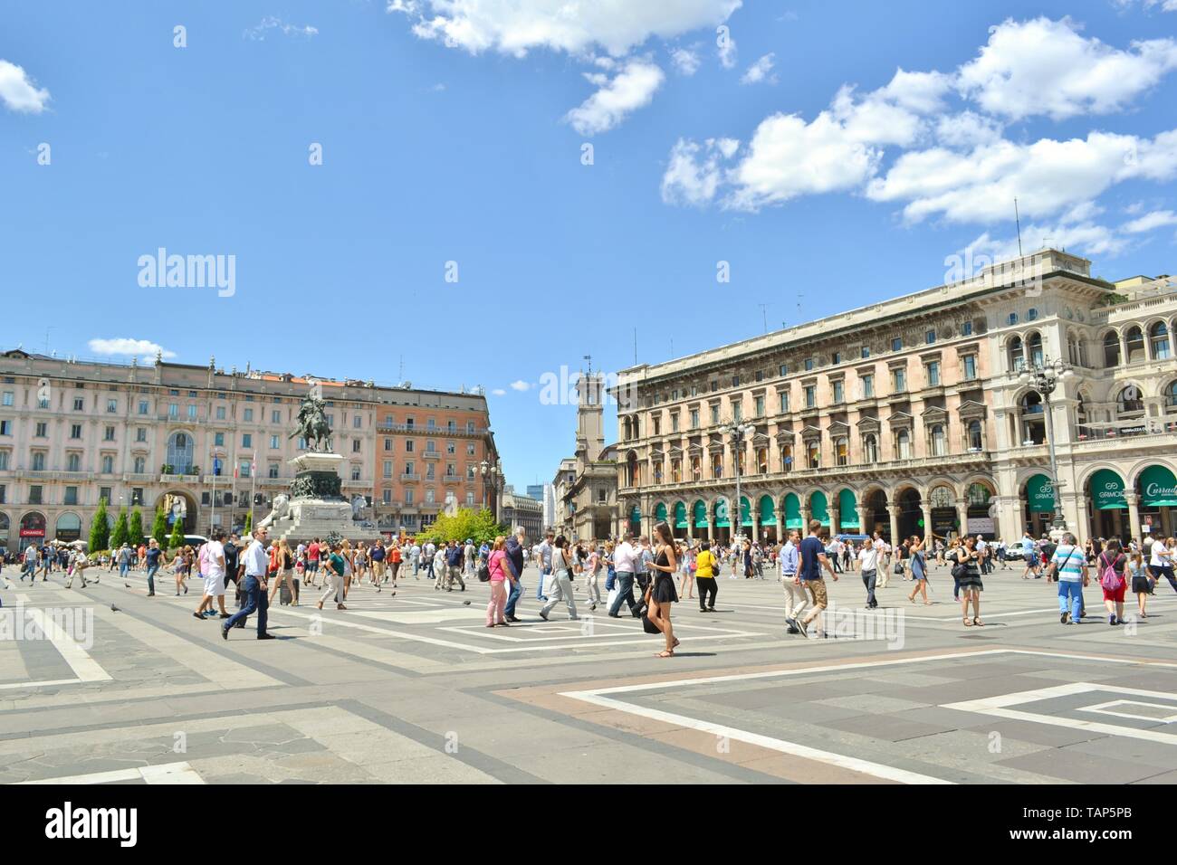 Milan, Italie - 15 juillet 2016 : les personnes occupées et les touristes sont la marche à la place de la cathédrale dans le centre-ville de Milan en vue de le roi Vittorio Emanuele. Banque D'Images