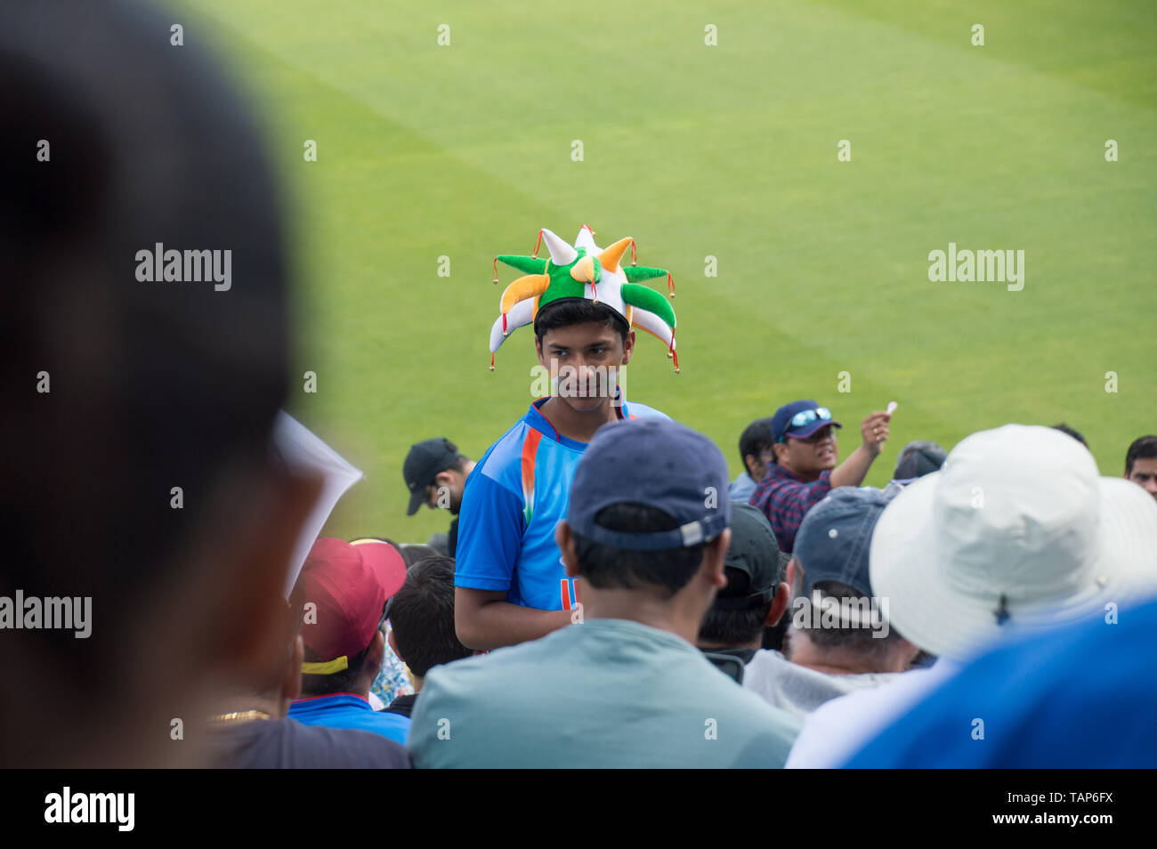 Méconnaissable avec ventilateur indien couleur drapeau hat . Cpi 2019 Inde vs NewZeland réchauffer match à la Kia Oval, Londres, Royaume-Uni Banque D'Images