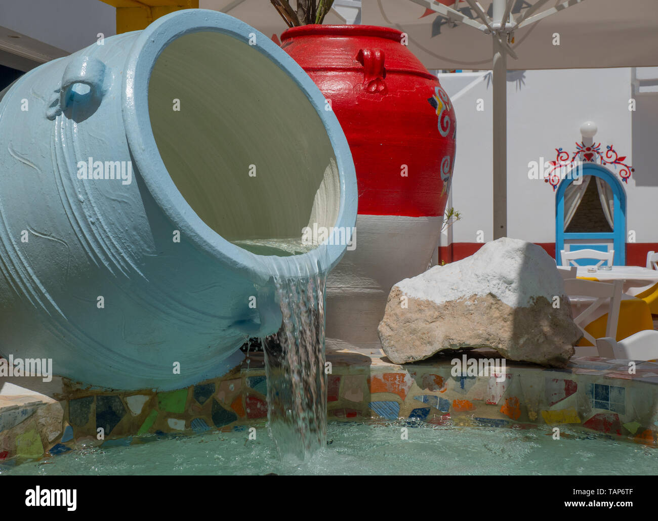 Belles rues du village grec avec de l'eau décoration Banque D'Images