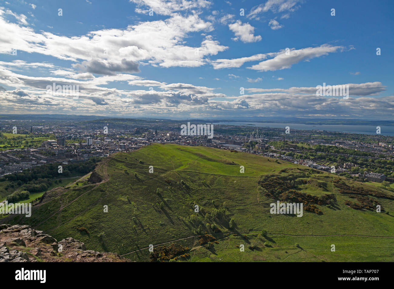 Vue de dessus d'Édimbourg en Écosse à partir de l'ancien fort de colline de l'emplacement de Arthur's Seat. Banque D'Images