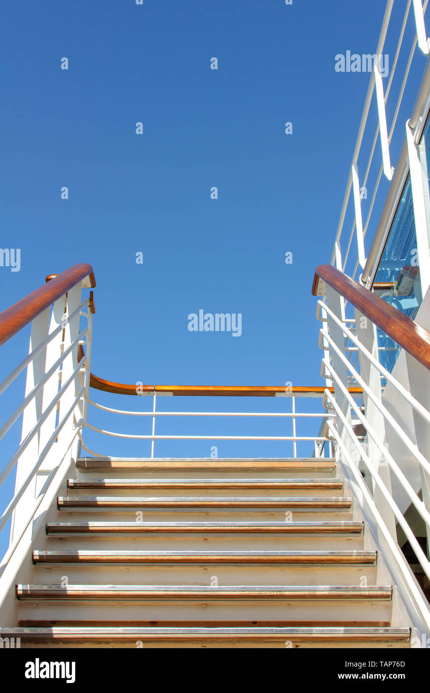 Escalier avec garde-corps à monter vers le pont supérieur sur un bateau de  croisière contre le ciel bleu Photo Stock - Alamy
